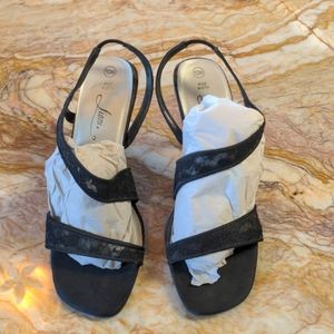 FIONI black Strappy Heels - size 10W